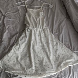 Beautiful white dress! Beautiful details!